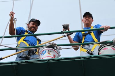 Limpiavidrios que arriesgan su vida en las alturas