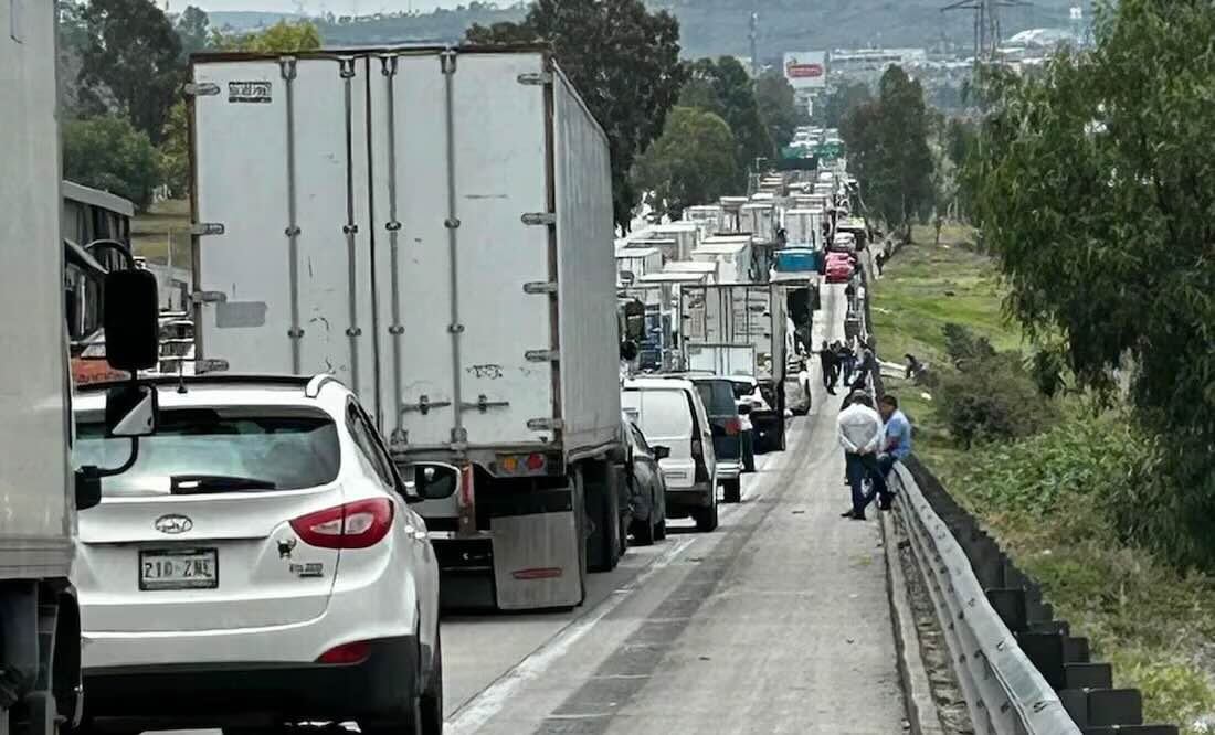 De acuerdo con CAPUFE, no se precisa el motivo que ocasiona el caos vial en esta arteria vial. Foto: Especial
