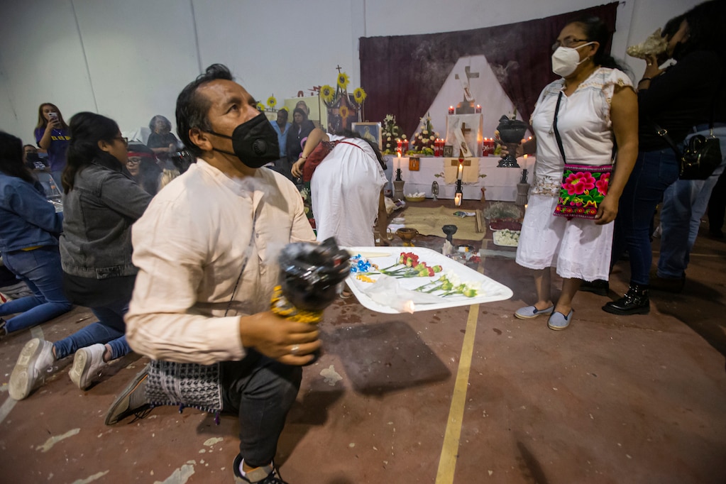 La velación de la cruz y el recorrido de El Gallo regresan