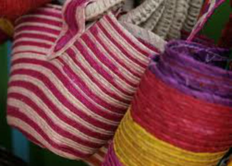 Impulsan artesanías elaboradas por mujeres