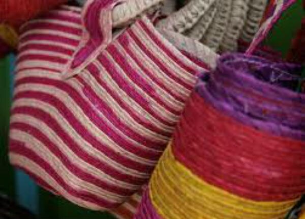 Impulsan artesanías elaboradas por mujeres