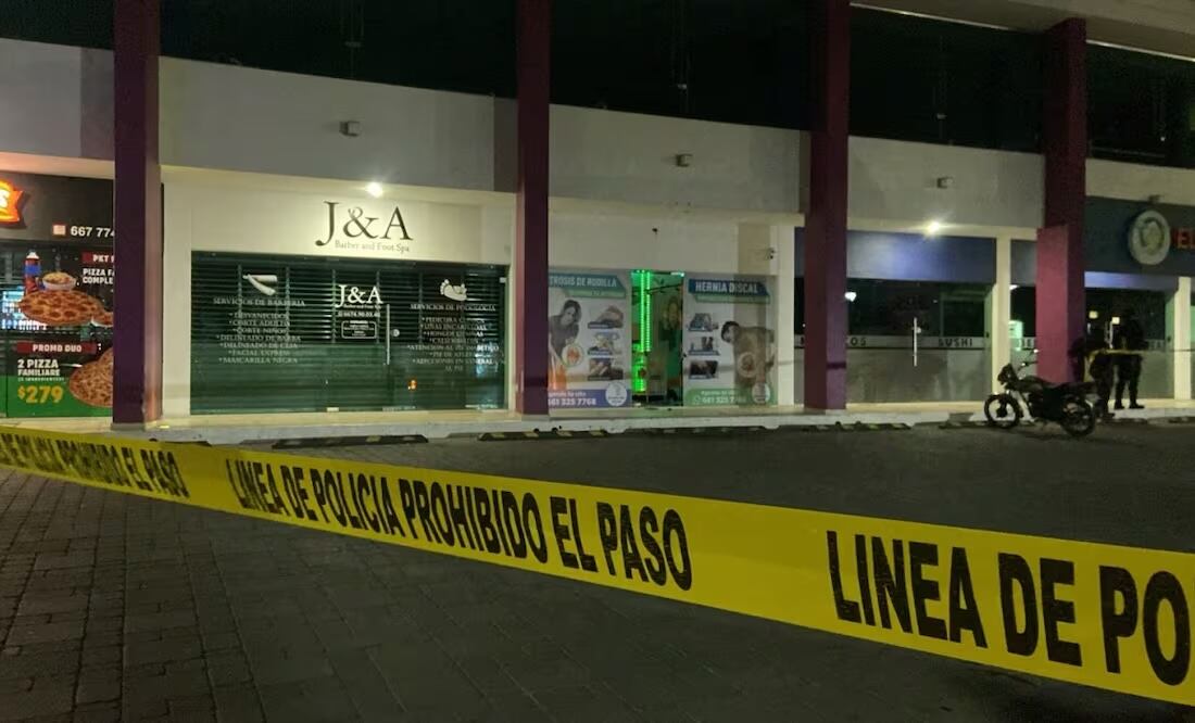 En el ataque a un dispensario que se ubica en una plaza comercial, en la parte sur de Culiacán, el encargado muerto por disparos de arma de fuego. Foto: Especial