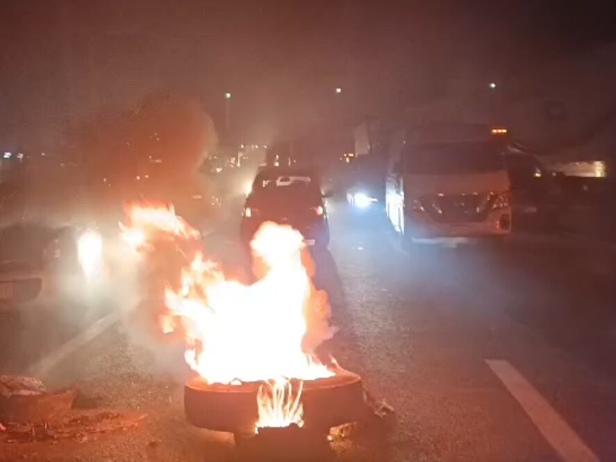 Colapsan la carretera federal 57 por un bloqueo. Foto: Captura de pantalla