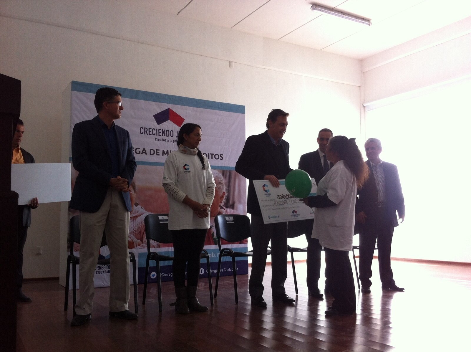 Entrega Corregidora créditos a mujeres