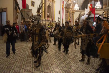 ¡Él es Dios!: concheros. Con danzas y su fe recorren las calles