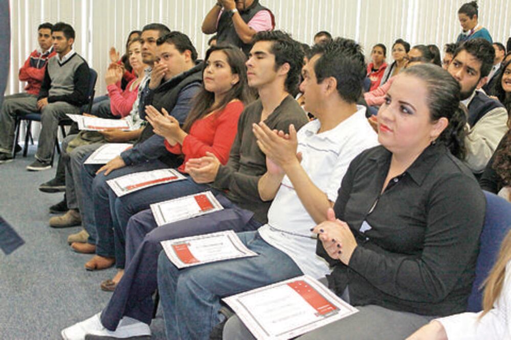 Buscará UAQ incrementar becas 