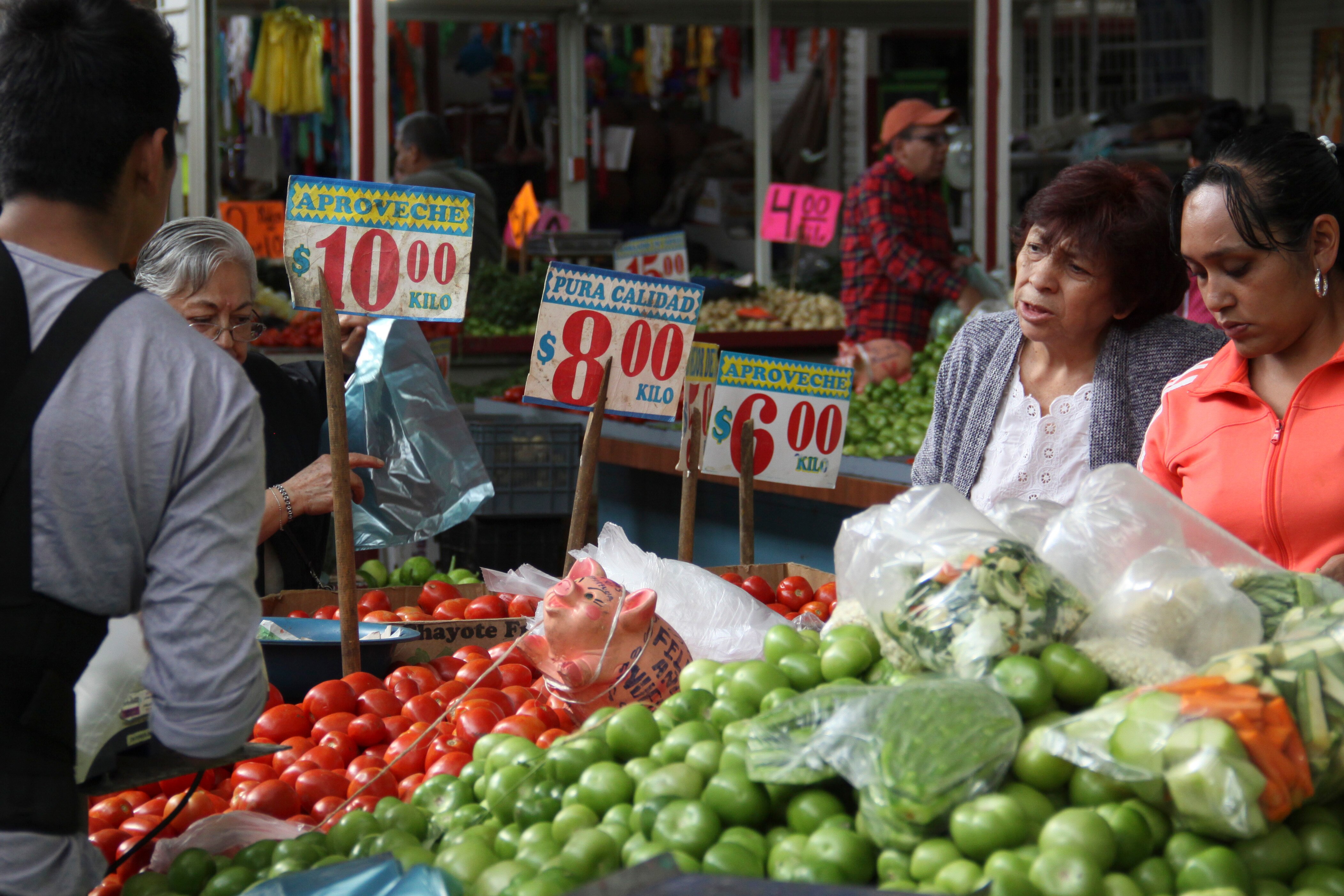 El jitomate y las vacaciones llevan a inflación a 6.44%