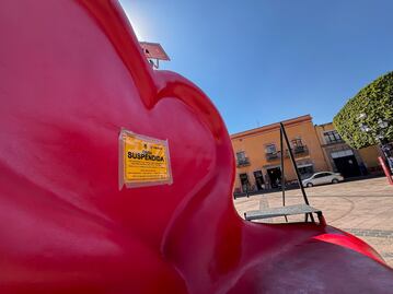 Clausuran escultura gigante de corazón en el Centro Histórico; no tiene permisos del INAH