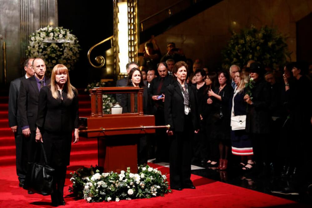 Al frente de la primera guardia de honor, Beatriz del Carmen Bazán, viuda del artista, y María Cristina García Cepeda, secretaria de Cultura; atrás, Lidia Camacho, directora del INBA, y Eduardo Vázquez, secretario de Cultura de la ciudad (CARLOS REYES)