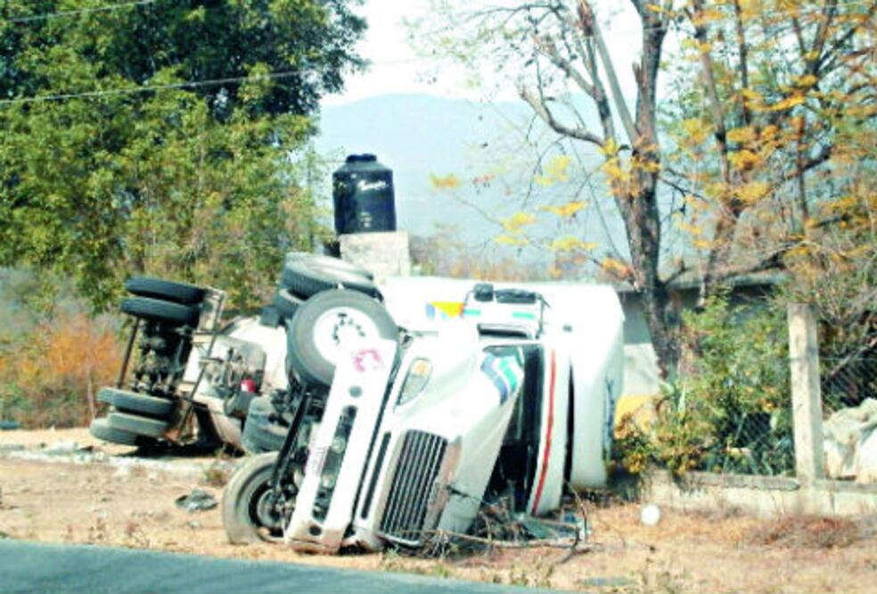 Vuelca pipa de gas en Jalpan