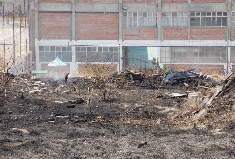 Arde tiradero de neumáticos 