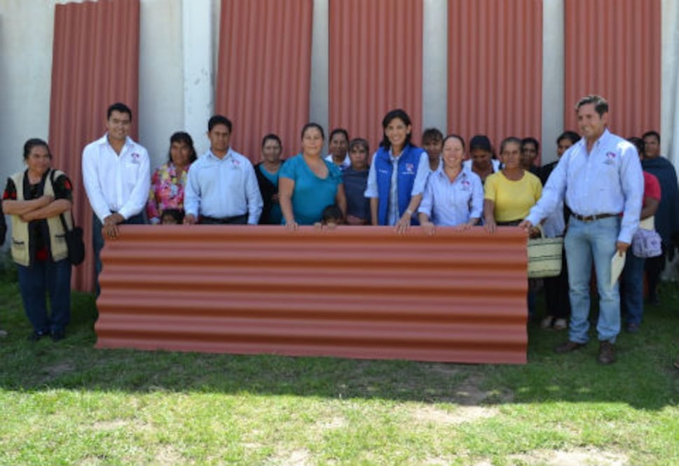 Entregan apoyos para construcción 