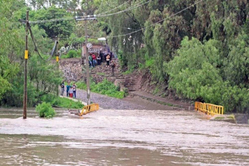 Lluvia golpea metrópoli