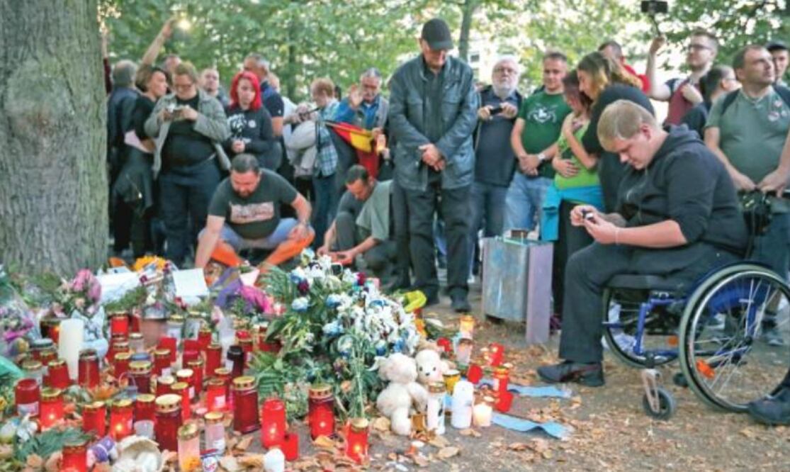 Miles de neonazis se manifestaron ayer en Köthen, donde hace una semana murió un alemán tras una disputa con afganos. (SRDJAN SUKI. EFE)