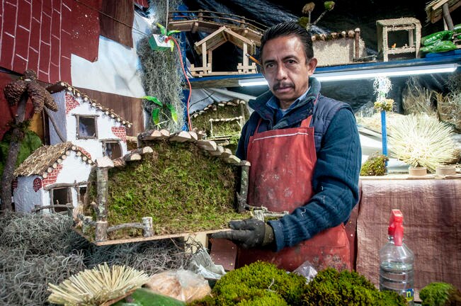 #NuestrasHistorias. Don Juan transforma la madera  y otros materiales en “belenes”