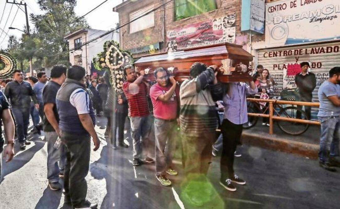 Durante la caminata hacia el panteón los asistentes lanzaron consignas en las que pedían justicia para el joven. Comentaron que los ladrones no eran del rumbo “porque todos conocían y respetaban a Gerardo en el barrio”. (GERMAN ESPINOSA. EL UNIVERSAL)
