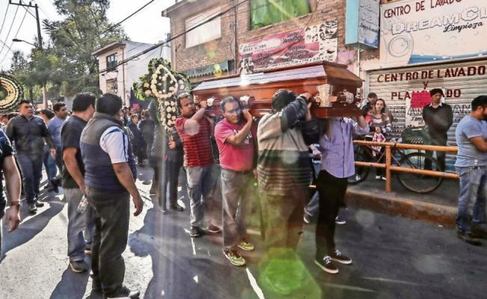 Durante la caminata hacia el panteón los asistentes lanzaron consignas en las que pedían justicia para el joven. Comentaron que los ladrones no eran del rumbo “porque todos conocían y respetaban a Gerardo en el barrio”. (GERMAN ESPINOSA. EL UNIVERSAL)