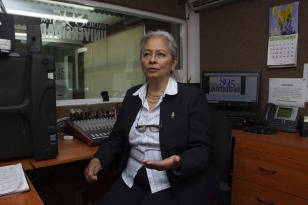 Cecilia, la voz y los controles en Radio UAQ