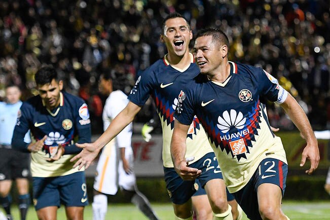 Aguilar salva el honor azulcrema