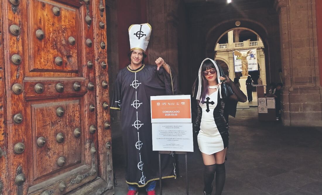 Vestidos con indumentaria religiosa, visitantes a la exposición de Fabián Cháirez se marcharon decepcionados por no poder apreciar las pinturas del artista. Foto: de Erick Moctezuma. El Universal