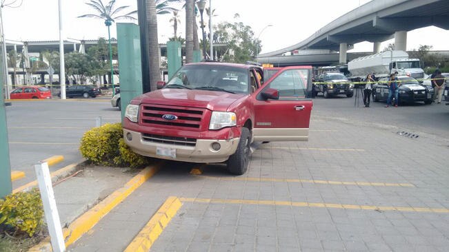 Cómplices viajaban en una expedition roja con placas del Estado de México, los cuales fueron detenidos por policías federales en avenida Constituyentes. (ESPECIAL)