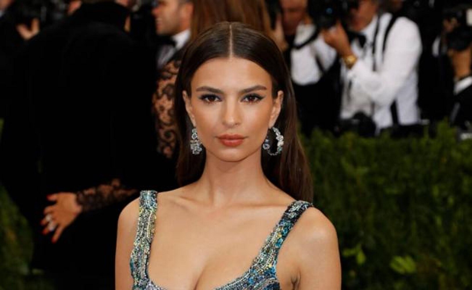 Emily Ratajkowski se desnuda al estilo de obra de arte