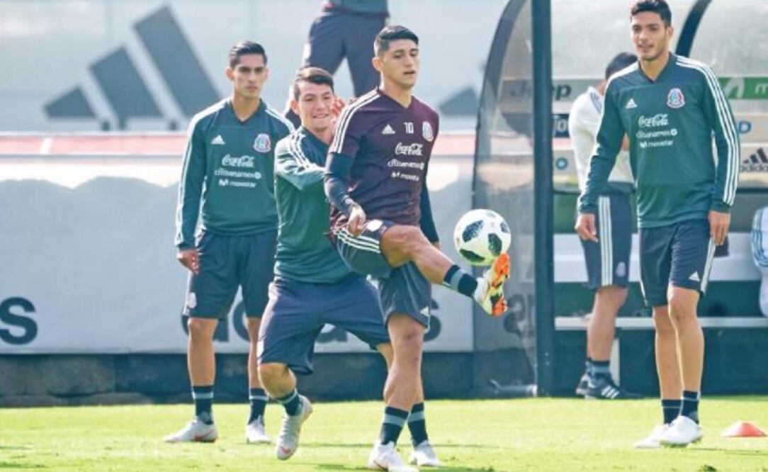 Raul Jiménez (der.) y Alan Pulido se perfilan para ocupar el eje del ataque del Tricolor en la era del técnico brasileño, Ricardo Ferretti. Foto: MAGO7