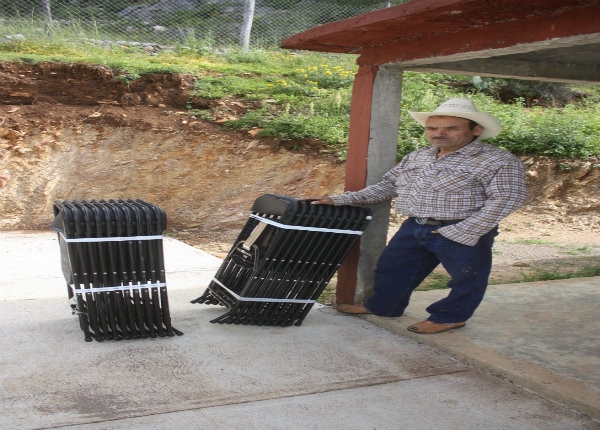 Donan sillas a centros comunitarios en Arroyo Seco