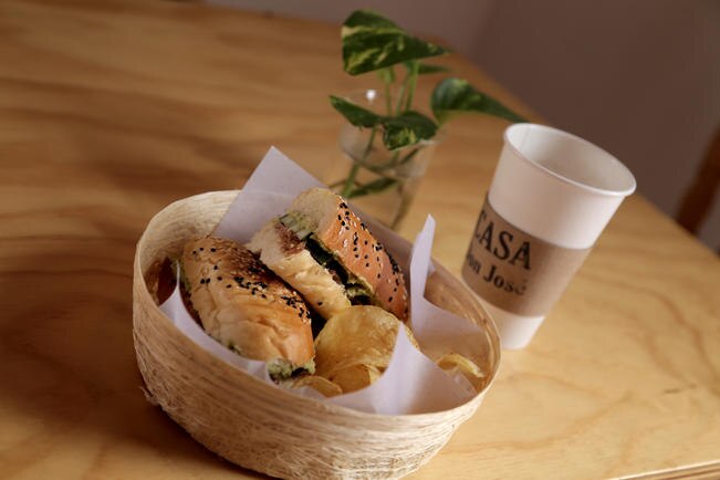 Este restaurante es un espacio acogedor en el que se pueden disfrutar cuernitos, baguettes y pan pita, servidos en un concepto "to go", es decir, preparados ricos y fáciles de llevar a cualquier lado. (FOTOS: GONZALO IBÁÑEZ. EL UNIVERSAL)