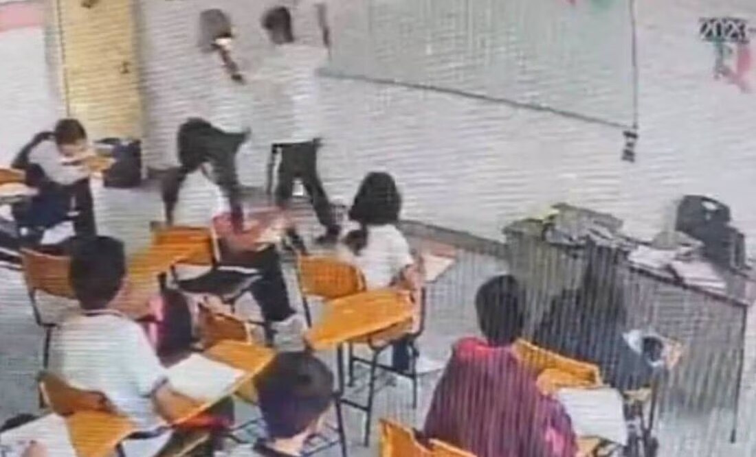 Alumno apuñalando a la maestra español de secundaria en Ramos Arizpe, Coahuila Foto: Captura de pantalla/El Universal