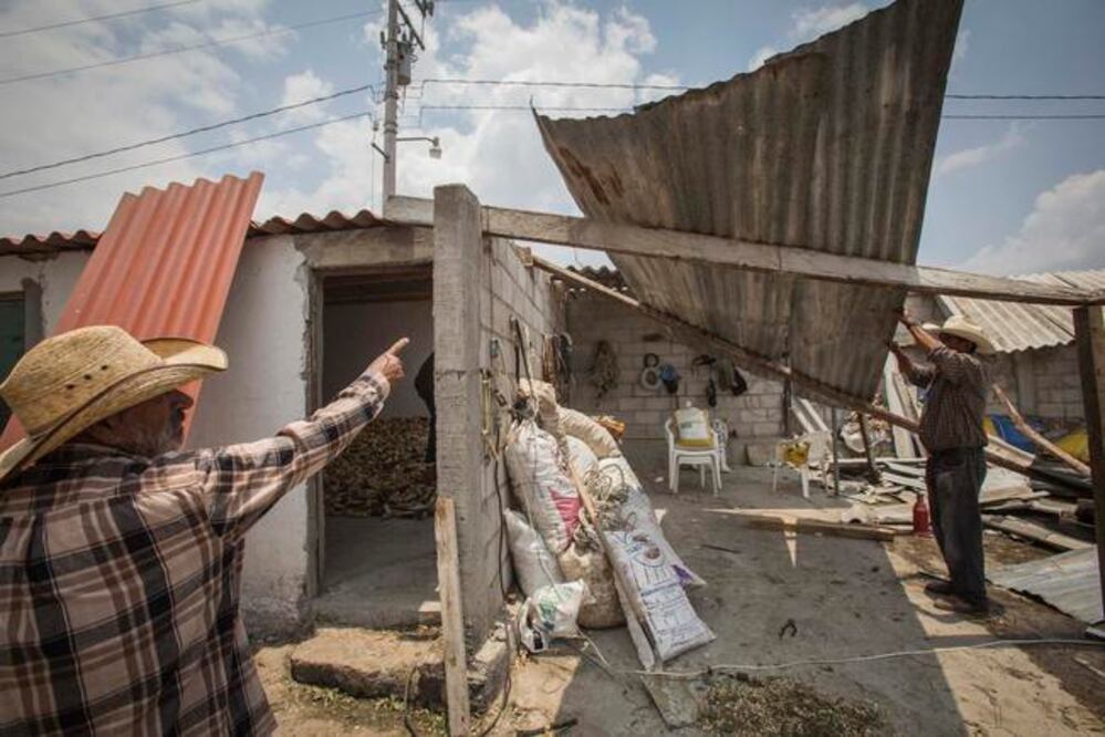 El gobierno municipal de San Juan del Río entregó techos de lámina a las familias que resultaron afectadas por la granizada que se registró el viernes pasado, al considerar que es un artículo de primera necesidad. (DEMIAN CHÁVEZ. EL UNIVERSAL)