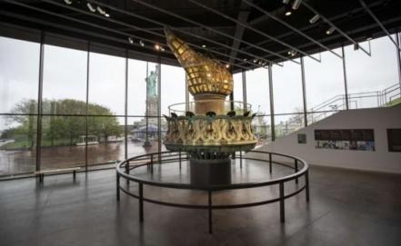 La Estatua de la Libertad tiene "a sus pies" su antorcha original