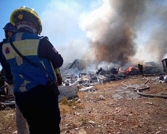 Inician procedimiento administrativo por incendio en recicladora de Sta. Rosa Jáuregui: PC descarta riesgo para la población