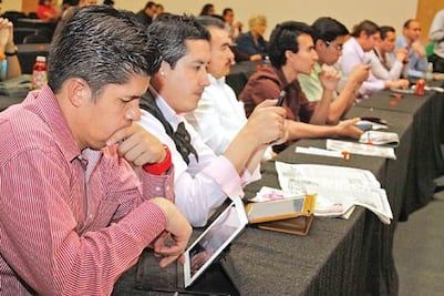 Loyola destaca valor de las redes sociales