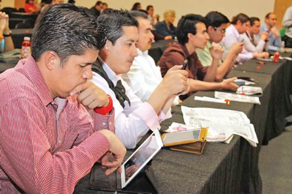 Loyola destaca valor de las redes sociales