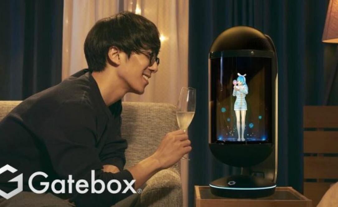 El gadget permite mantener conversaciones mediante una app