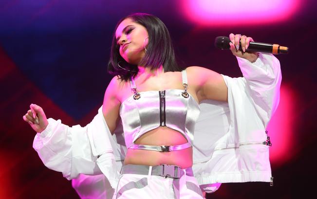 ¡Becky G se suma a la fiesta de colores!