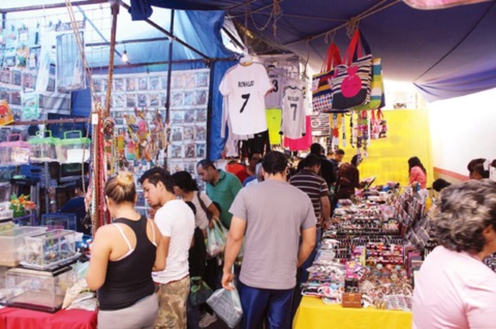 Demandan presencia de policías en tianguis