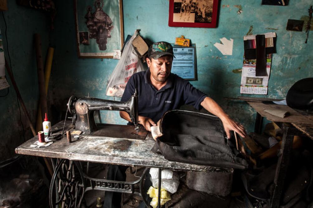 En la habitación donde empezó a trabajar desde chico, además de la máquina Singer de coser, hay diversos materiales de tapicería. (RICARDO LUGO)