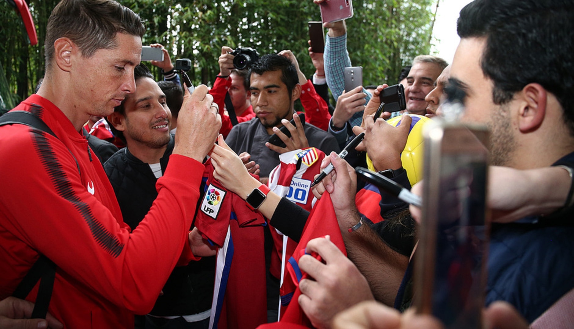 Fernando Torres firma autógrafos a fanáticos mexicanos al salir del aeropuerto (FOTO: Club Toluca)
