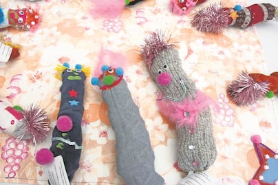 Personas adultas mayores exponen manualidades en el Asilo San Sebastián