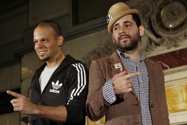 Con Calle 13, Visitante (der.) hace una pausa, mientras, trabaja en su álbum solista (CORTESÍA EL UNIVERSAL)