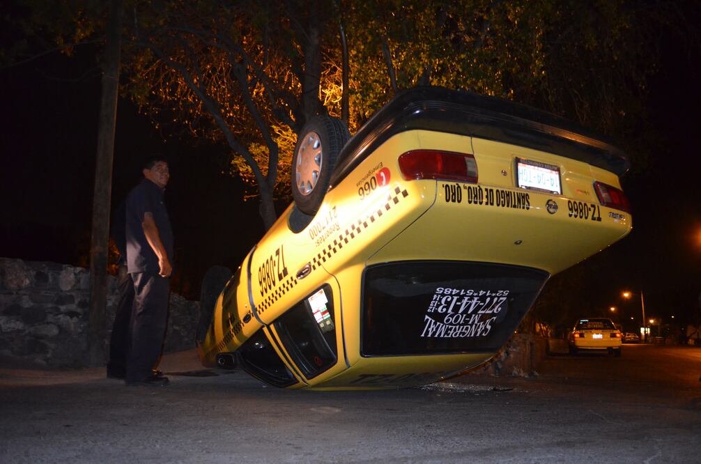 Vuelca taxista en zona industrial Benito Juárez