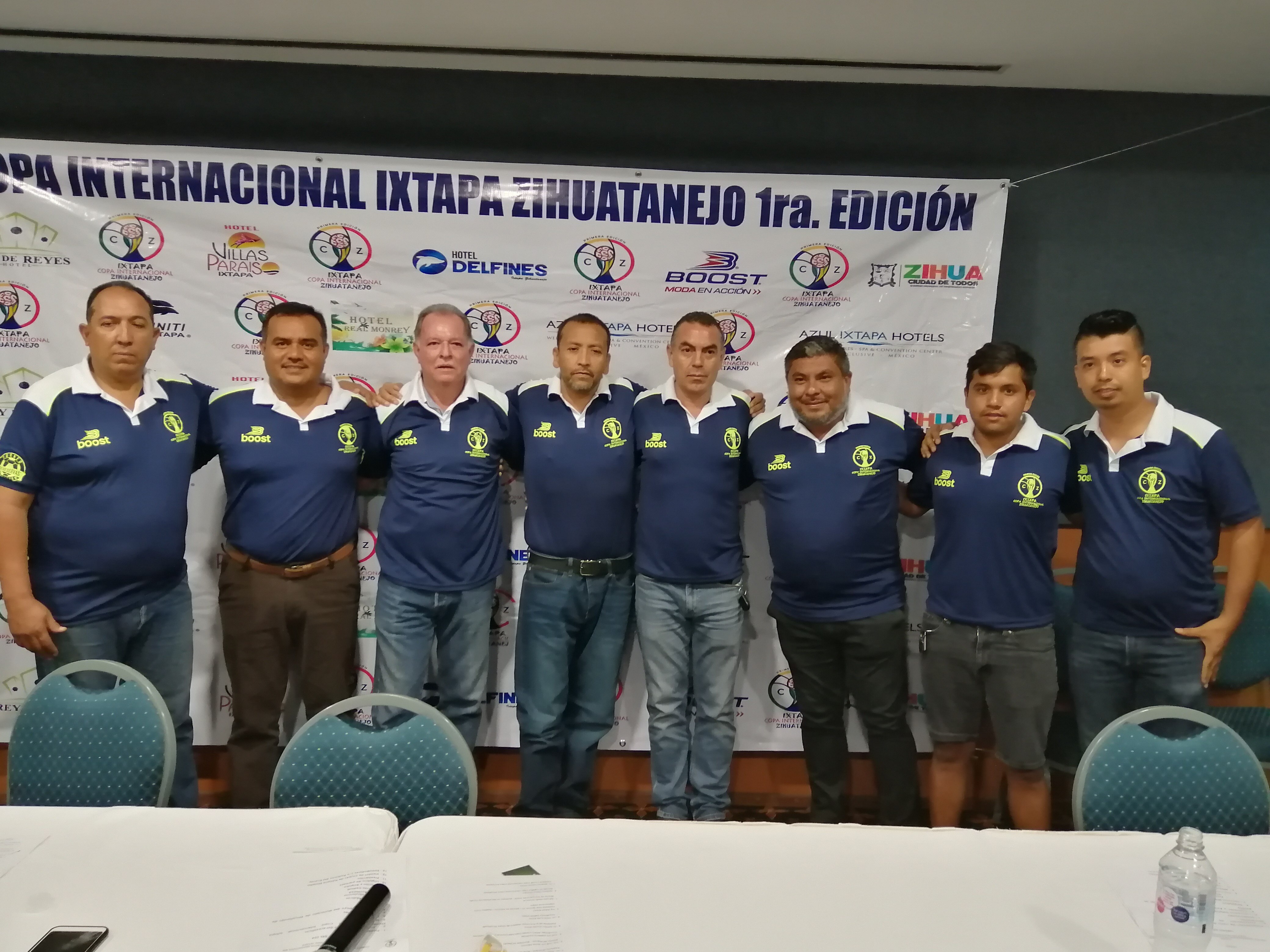 Queretanos llevan futbol a Ixtapa