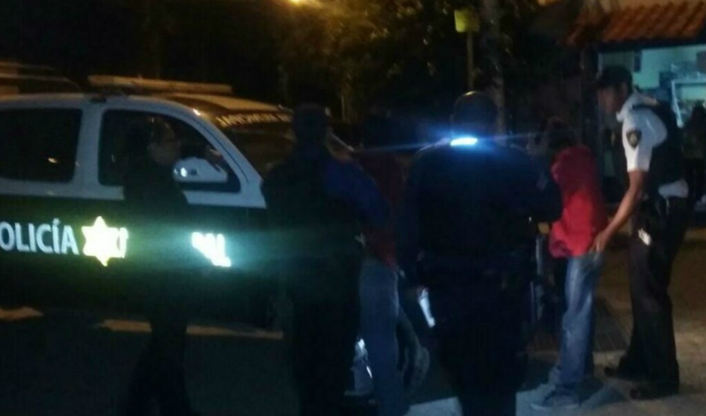 Los cachan robando autos, detienen a tres