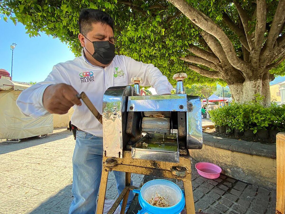 En pleno corazón de la Sierra Gorda, vende nieves de nopal y eucalipto para el cuidado de la salud