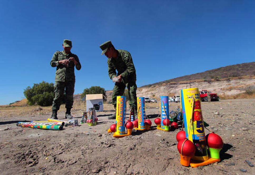 El material decomisado se destruyó en el campo de tiro que se ubica en la carretera a Tlacote (DEMIAN CHÁVEZ. EL UNIVERSAL)