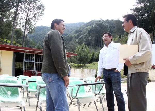 Llega mobiliario escolar a la sierra