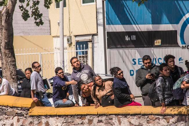 Los que recién llegan a la escena son informados por los que ya llevan rato observando las labores de los cuerpos de rescate. (FOTOS: DEMIAN CHÁVEZ. EL UNIVERSAL)