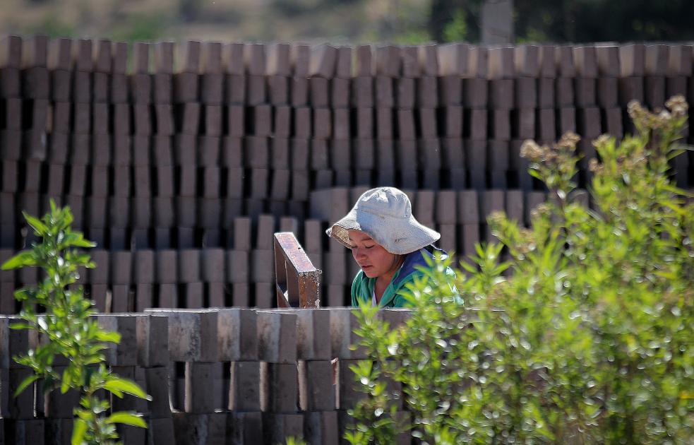 “Fabricar tabiques es un trabajo estable”: Miguel Campos